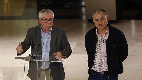 Los secretarios generales de CCOO, Ignacio Fernández Toxo (i), y de UGT, Pepe Álvarez.