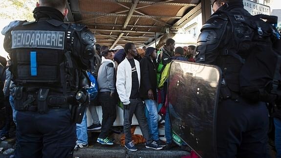Los inmigrantes, durante su evacuación.
