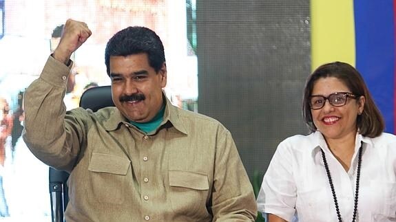 Nicolás Maduro, junto a la ministra de Salud, Luisana Melo. 