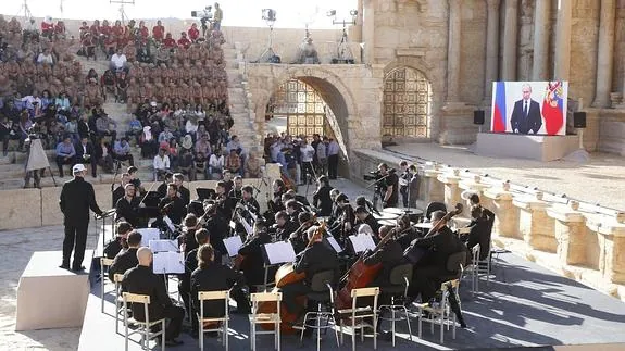 La Orquesta del Teatro Mariinsky de Rusia, durante un concierto en Palmira.