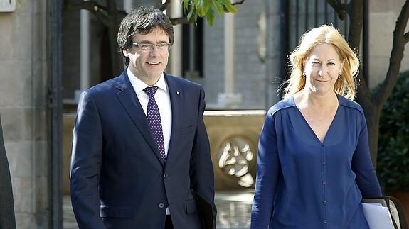 El presidente de la Generalitat, Carles Puigdemont, y la consellera de Bienestar Social y Portavoz de la Generalitat, Neus Munté.