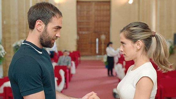 Jon Plazaola y María León en el último capítulo de 'Allí Abajo'.