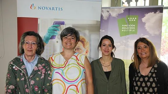 Cleo Lagos (paciente), Yolanda Higueras (neuropsicóloga clínica), Marina C. Fuentes (autora) y Carmen Valls (directora de la FEMM).