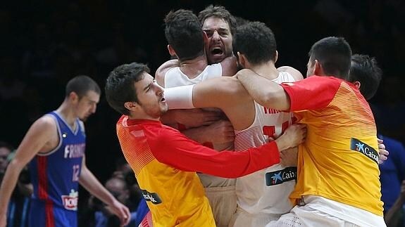 El equipo español celebra su pase a la final del Eurobasket. 