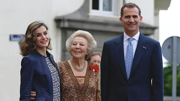 Los Reyes y la princesa Beatriz de Holanda en la inauguración de El Bosco en el Prado.
