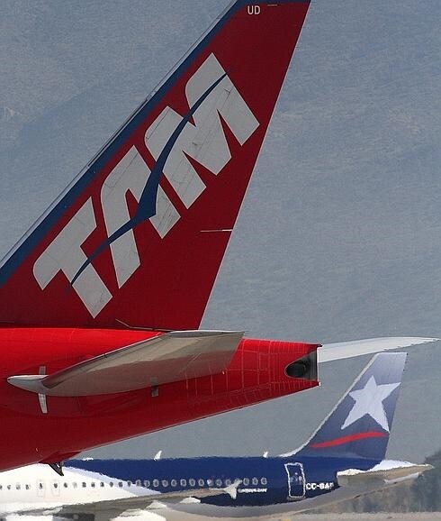Dos aviones pertenecientes a las aerolíneas Tam y Lan, tras la fusión y creación de Latam. 