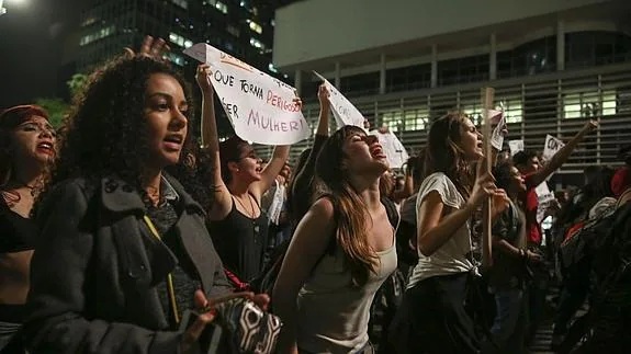 Activistas gritan consignas en una manifestación contra una violación colectiva en Brasil.