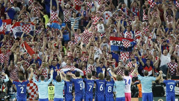 Los jugadores croatas celebran con su afición el triunfo ante España. 