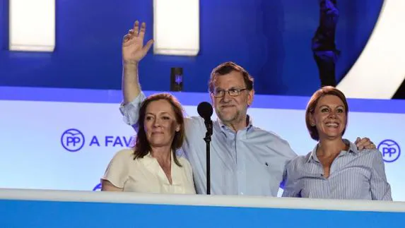 Mariano Rajoy, junto a su esposa (izq.) y Cospedal, celebra la victoria en Génova.