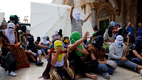 Jóvenes palestinos atrincherados en la mezquita de Al Aqsa.