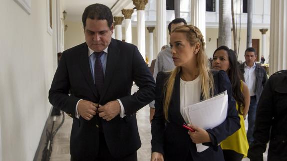 Lilian Tintori, esposa del opositor venezolano Leopoldo López, y el presidente de la Comisión de Política Exterior del Parlamento venezolano, Luis Florido.