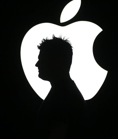 El hombre pide a Apple 10.000 millones de dólares como compensación.