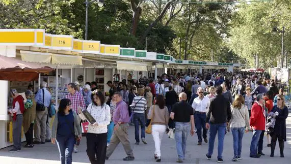 Visitantes de la última edición de la Feria del Libro de Madrid. 