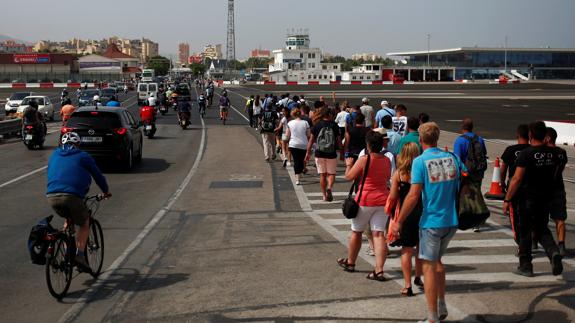 Decenas de personas cruzando la frontera entre Gibraltar y la Península.