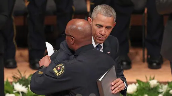 Obama abraza al jefe de la Policía de Dallas en el acto de homenaje a los cinco agentes fallecidos en un tiroteo. 