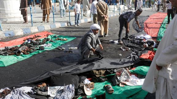 El atentado suicida deja al menos 61 muertos en Kabul.