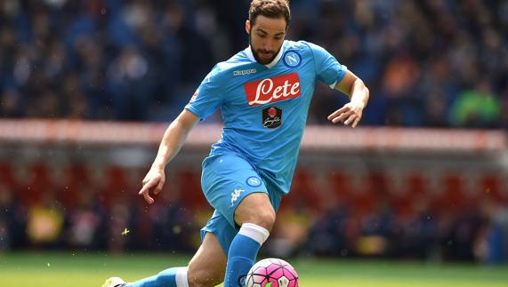 Higuaín conduce el balón. 