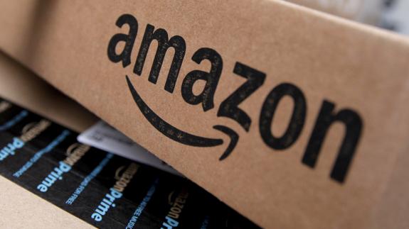 Una caja con el logo de Amazon en una fábrica de Nueva York.