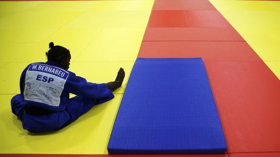 La judoka María Bernabeu, sentada en el tatami. 