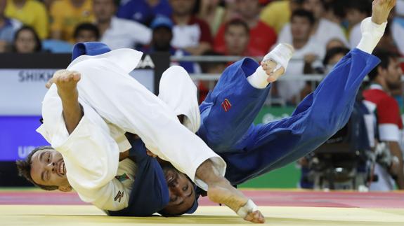 Sugoi Uriarte (azul) y Nijat Shikhalizada, durante su combate.  