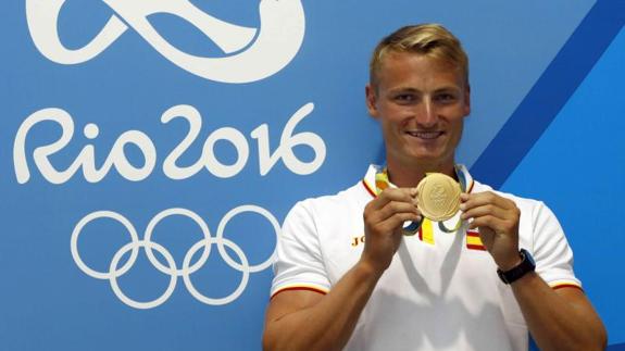 El piragüista español Marcus Cooper, con su medalla de oro. 