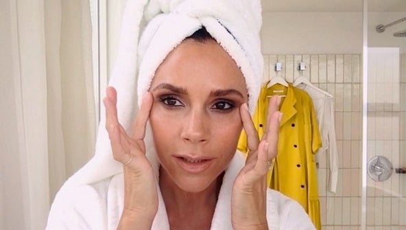 Victoria Beckham durante su maquillaje paso a paso.