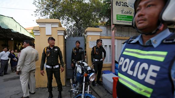 Agentes de policía en la puerta de un colegio en Phnom Penh. 