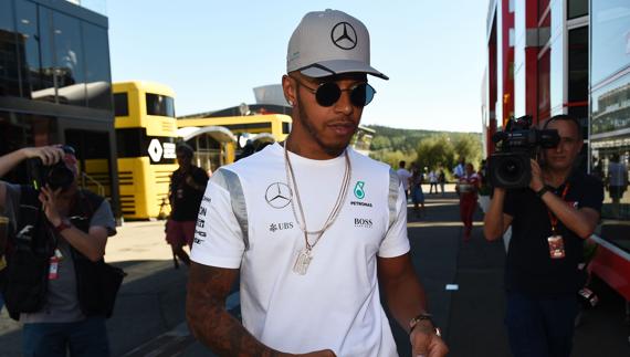 Lewis Hamilton acude al circuito. 