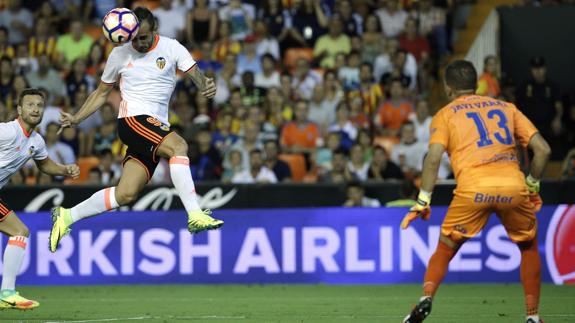 Paco Alcácer remata un balón de cabeza. 