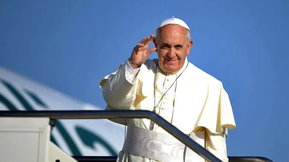 El papa Francisco antes de entrar en su avión.