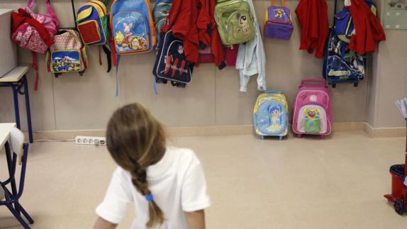 Una niña en el colegio.