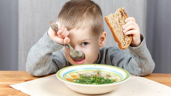 Una alimentacion saludable, por sí sola, no sirve para combatir la obesidad, aunque es un pilar fundamental. 