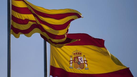 Banderas de Cataluña y España.