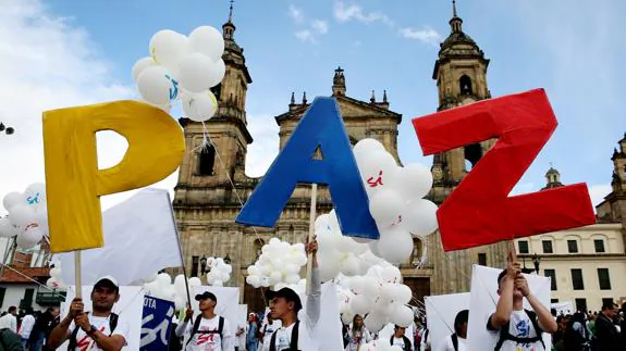 Ciudadanos colombianos celebran la firma del acuerdo de paz entre el Gobierno y las FARC.