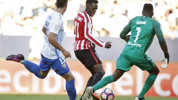 Iñaki Williams protege el balón. 