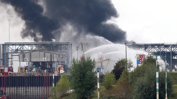 Bomberos tratan de extinguir el fuego en una de las plantas de BASF en Alemania