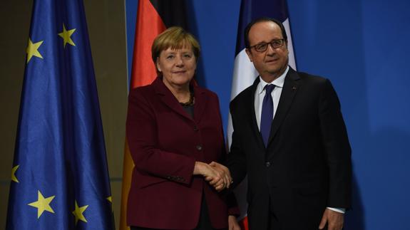 Angela Merkel y François Hollande posan tras su reunión con Vladimir Putin.