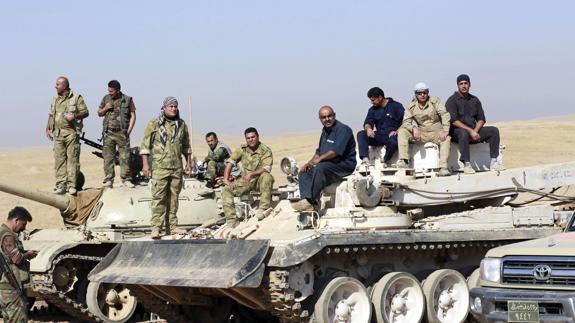 Soldados peshmergas kurdos descansan en su avance hacia Mosul.