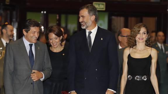 El Rey Felipe y la Reina Letizia junto al presidente del Principado de Asturias, Javier Fernández (i).