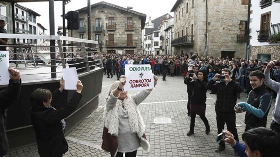 Consuelo Ordóñez  junto a cuatro víctimas del terrorismo defiende la presencia de la Guardia Civil en Alsasua.