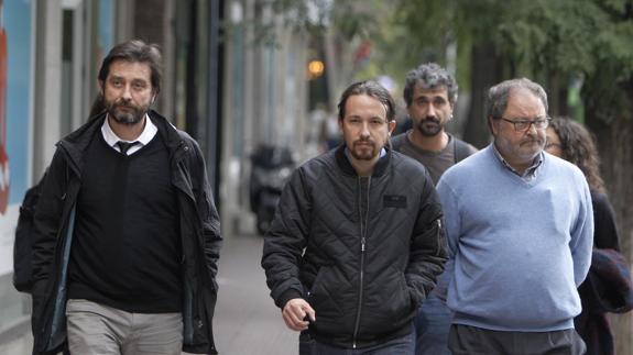 El líder de Podemos, Pablo Iglesias, acompañado del portavoz de Interior en la comisión de Interior, Rafael Mayoral. 