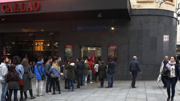 Largas colas para comprar entradas durante la XI Fiesta del Cine