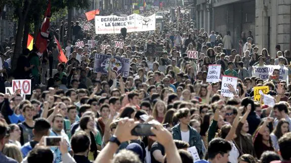Varios jóvenes durante la marcha estudiantil convocada en Madrid.