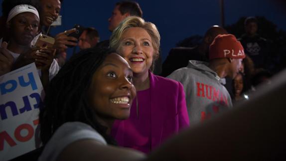 Clinton se realiza un selfie con una simpatizante.