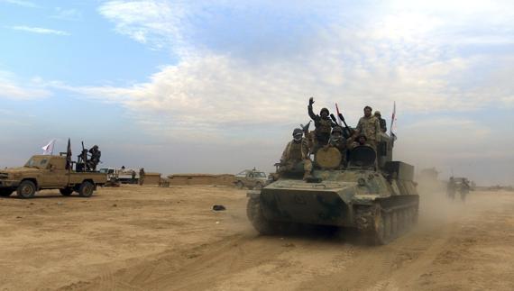 Combatientes iraquíes en las proximidades de Mosul.