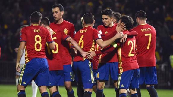 Los jugadores españoles celebran el 1-0. 