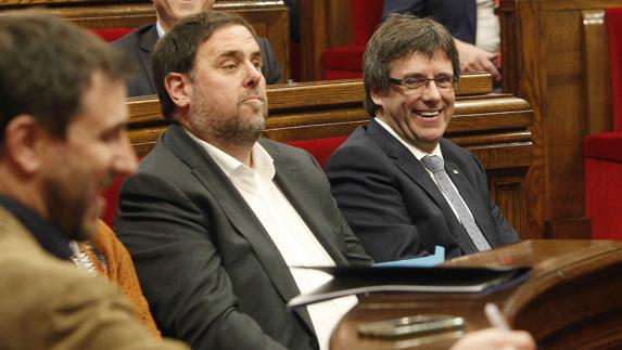 El presidente de la Generalitat, Carles Puigdemont, y el vicepresidente del Govern, Oriol Junqueras.