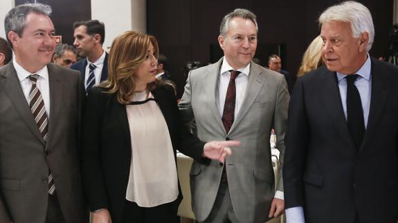 El expresidente del Gobierno Felipe González (d) conversa con la presidenta de la Junta de Andalucía, Susana Díaz (2i).