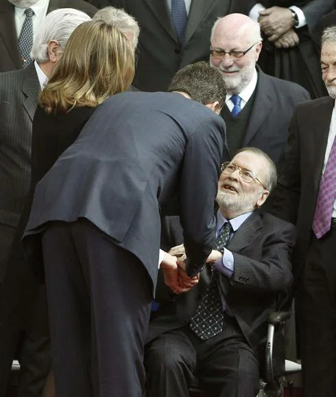 Chicho Ibáñez Serrador, saludando al entonces príncipe Felipe.