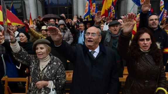 Varias personas, durante la concentración.